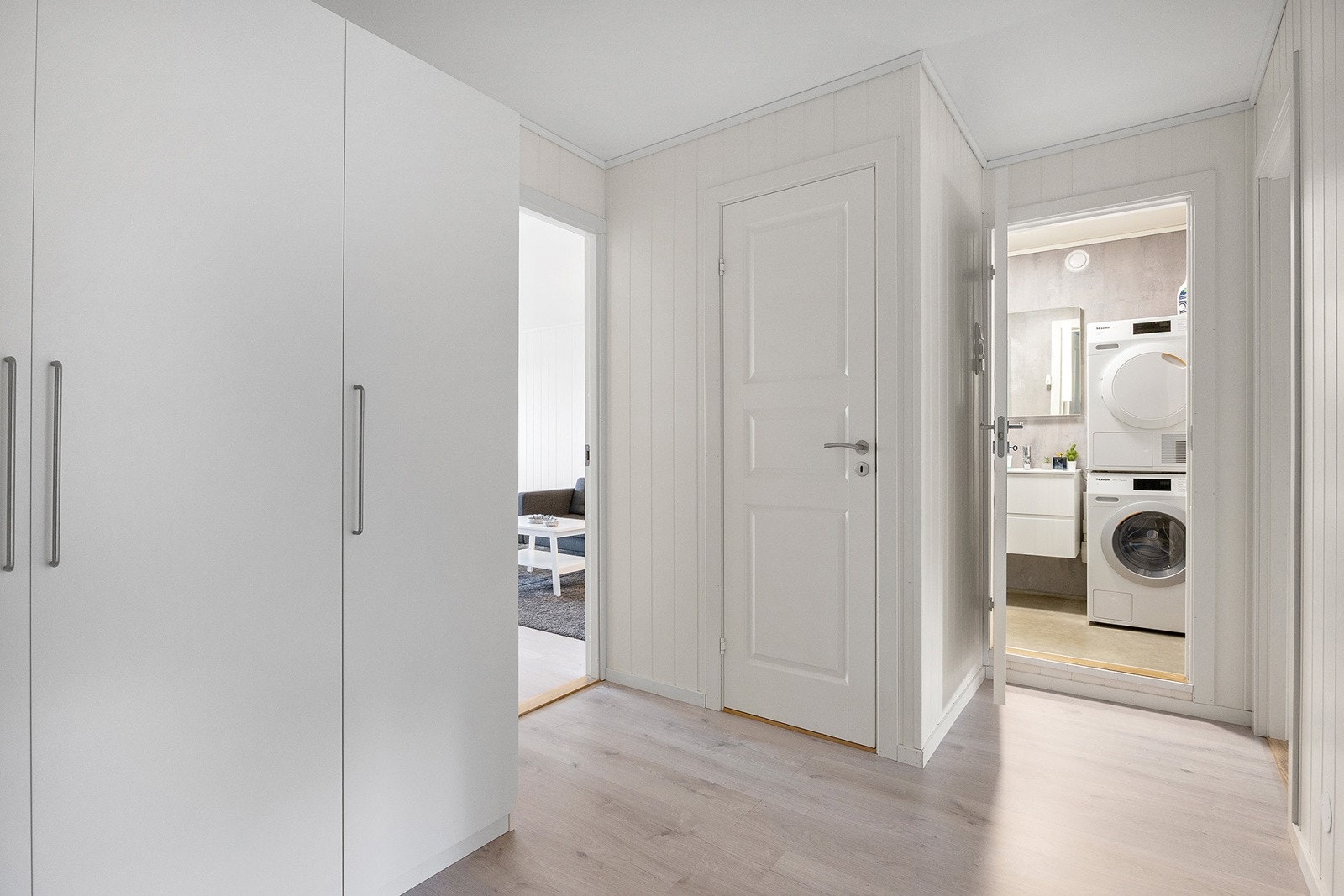 Lys og innbydende entré med god plass til yttertøy og sko. Galleribilde