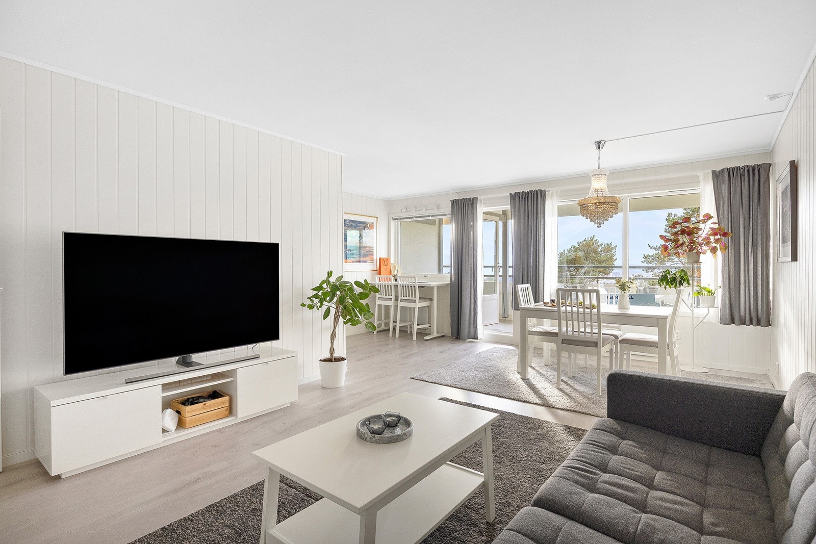 Stuen er av god størrelse med plass til bl.a. sittegruppe, TV-bord og spisebord. Galleribilde