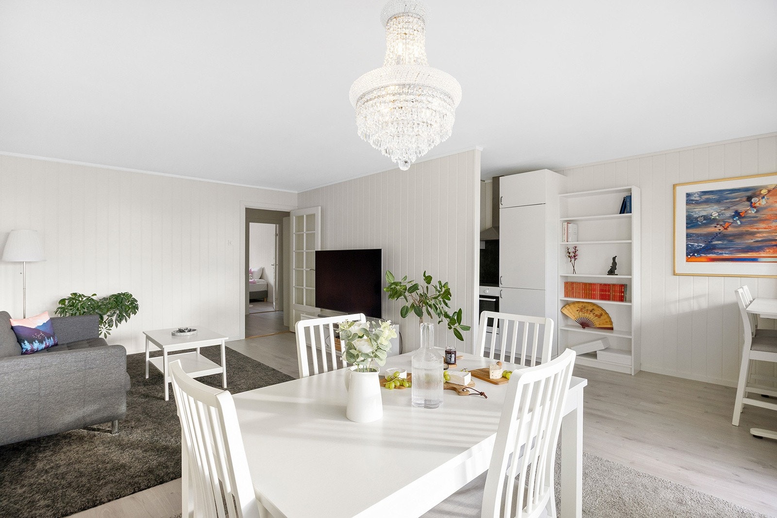 Leiligheten er vesentlig oppgradert i 2021 med nye tak-, vegg- og gulvoverflater samt nytt bad, gjestetoalett og kjøkken. Galleribilde