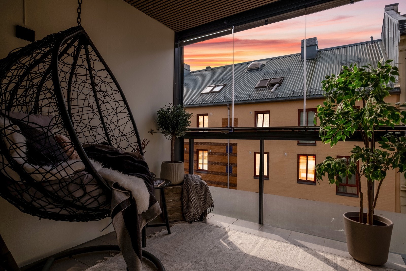 Innglasset balkong fra stue. Galleribilde