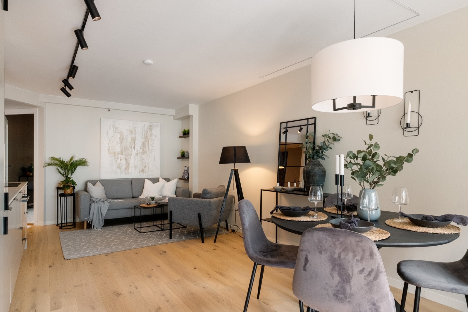 Leiligheten har en stue i åpen løsning med kjøkken. Her er det plass til spisestue og sofakrok. Galleribilde