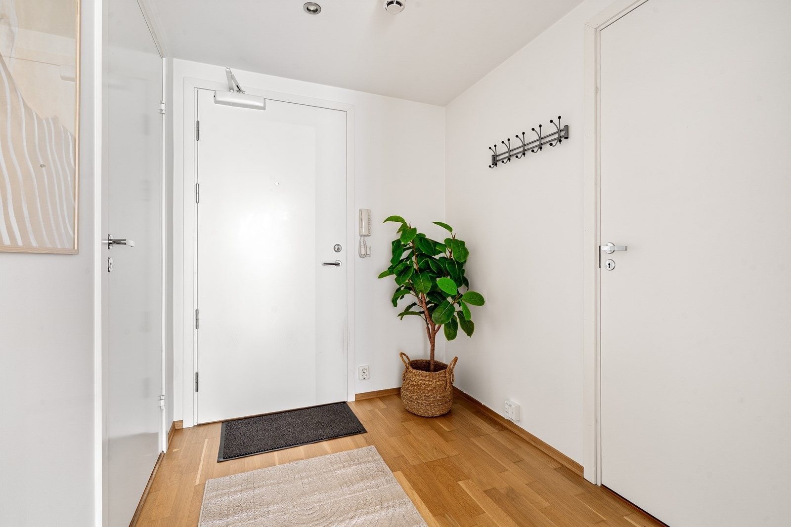 Velkommen inn! Det er god plass til knagger og skohylle for oppbevaring av yttertøy. I tilknytning til entréen er det en praktisk, innvendig bod. Galleribilde