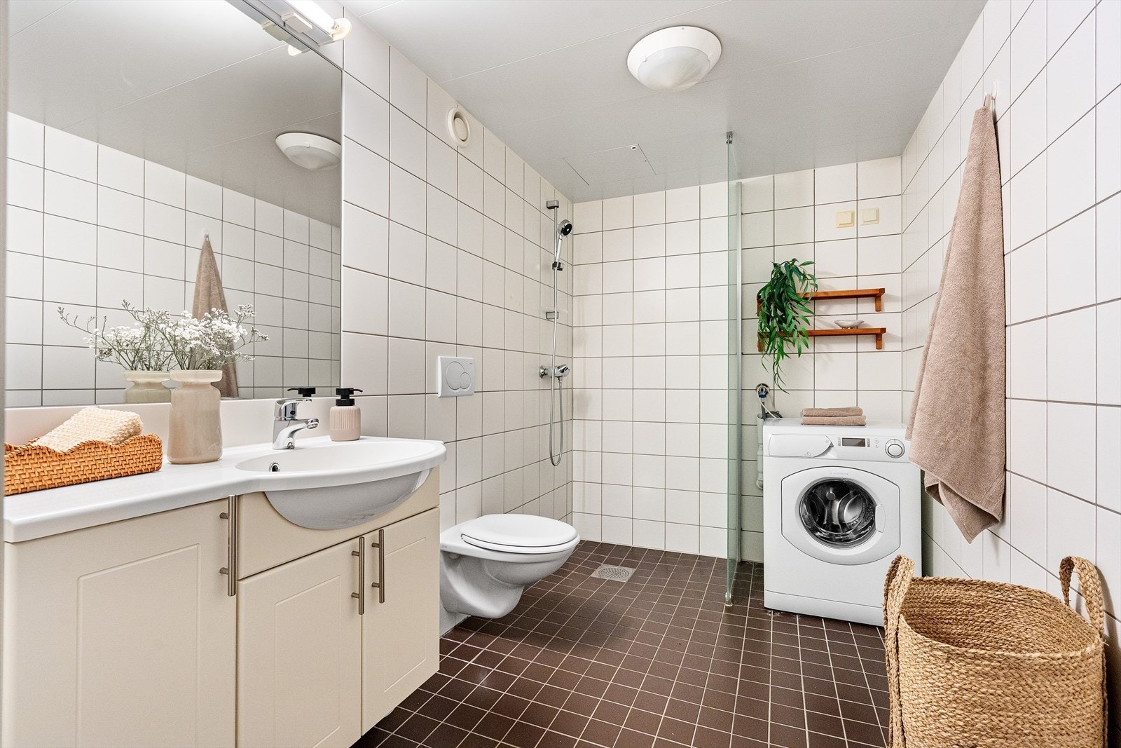 Praktisk bad av god størrelse med opplegg for vaskemaskin. Badet er fra 2005, og har flislagte overflater og gulvvarme. Galleribilde