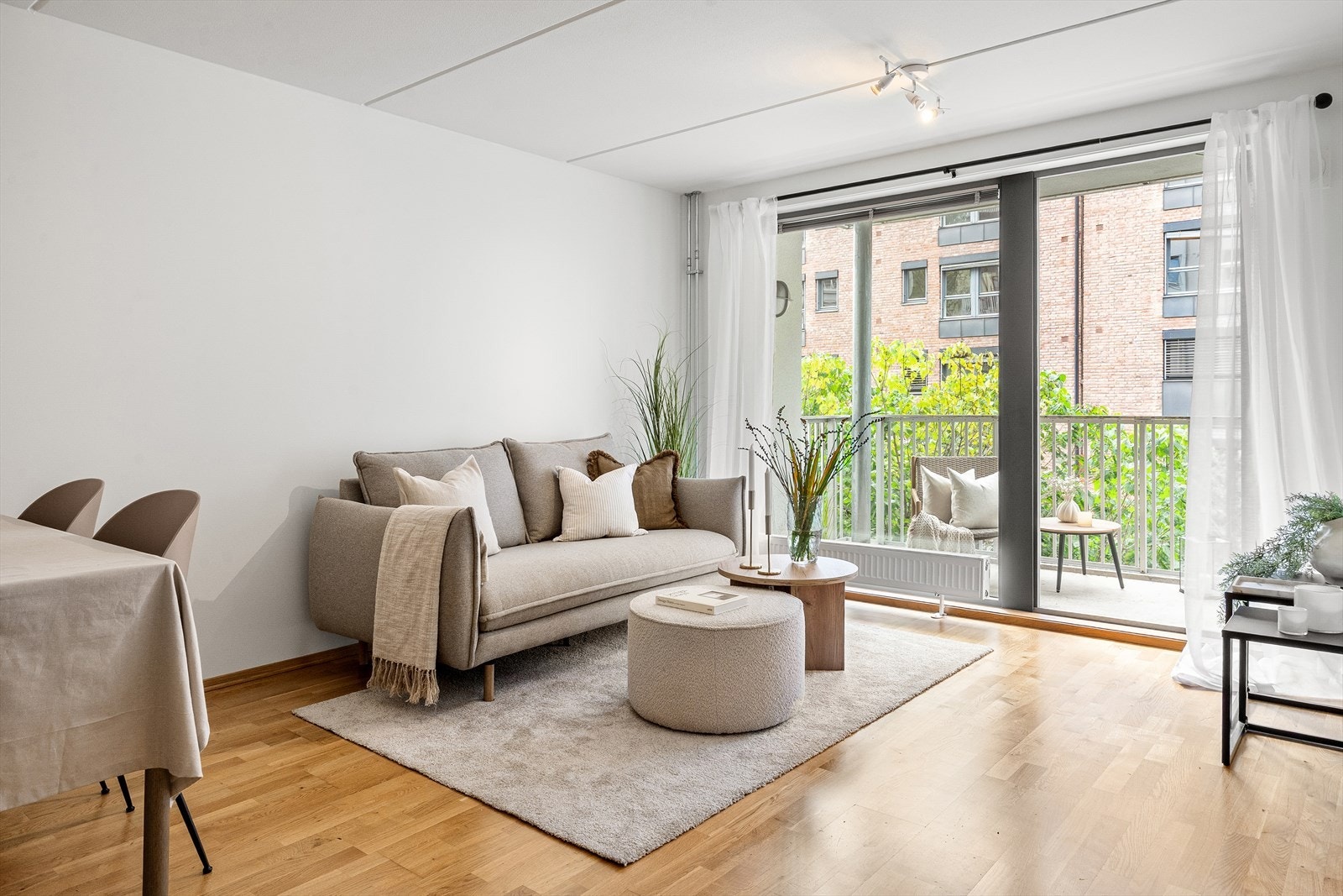 Fra stuen er det utgang til en vestvendt balkong på ca. 5 kvm. Her er det god plass til utemøblement og beplanting. Galleribilde