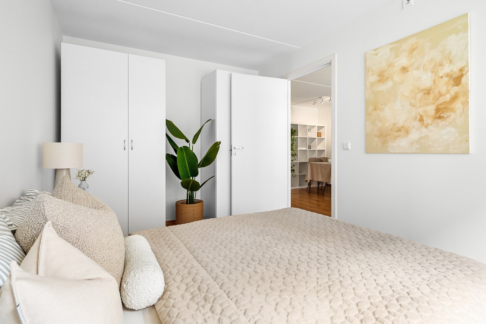 Det er godt med lagringsplass i garderobeskap. Galleribilde