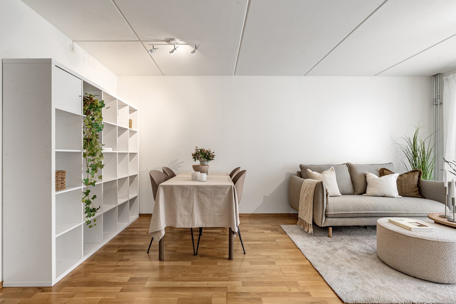 Naturlig plassering av spisebordet med god tilknytning til kjøkkenet. Galleribilde