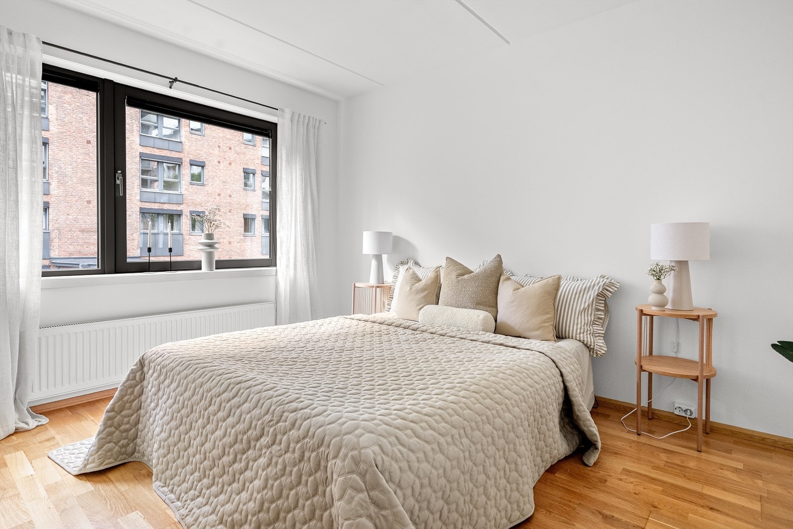 Lunt og innbydende soverom med god plass til dobbeltseng og nattbord. Rommet har et stort vindu som slipper inn rikelig med lys og luft. Galleribilde