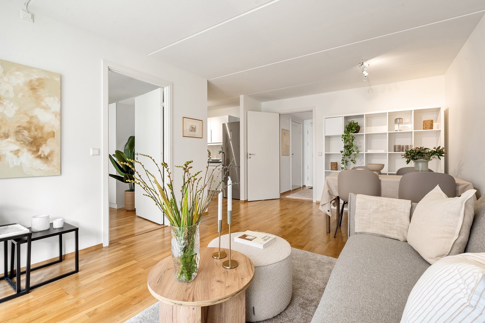 I stuen er det god plass til sofagruppe med tilhørende møblement og spisebord. Galleribilde