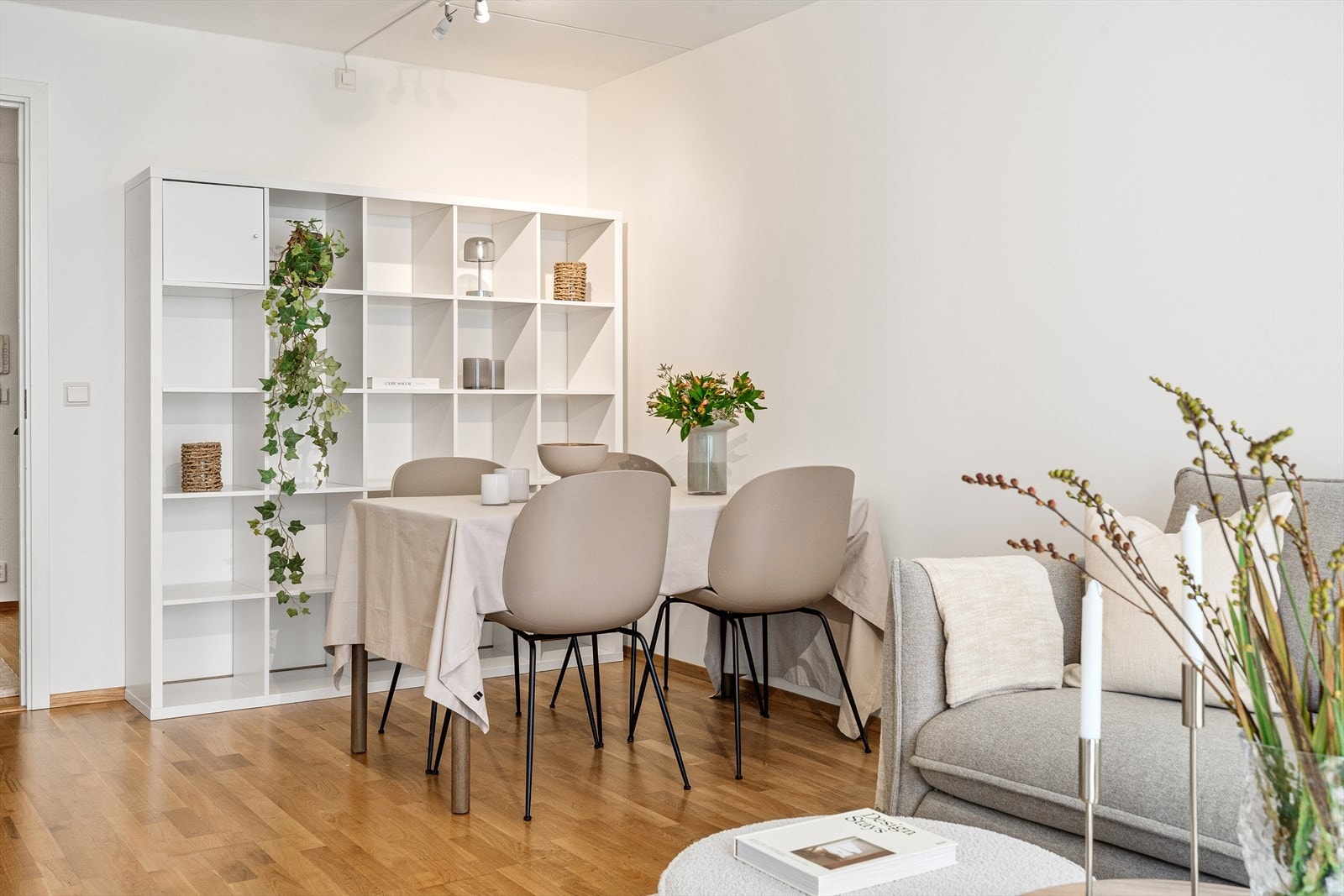 Overflatene består av tre-stavs parkett og veggene er lyse. I stuen er takhøyden oppmålt til 2,40 meter. Galleribilde