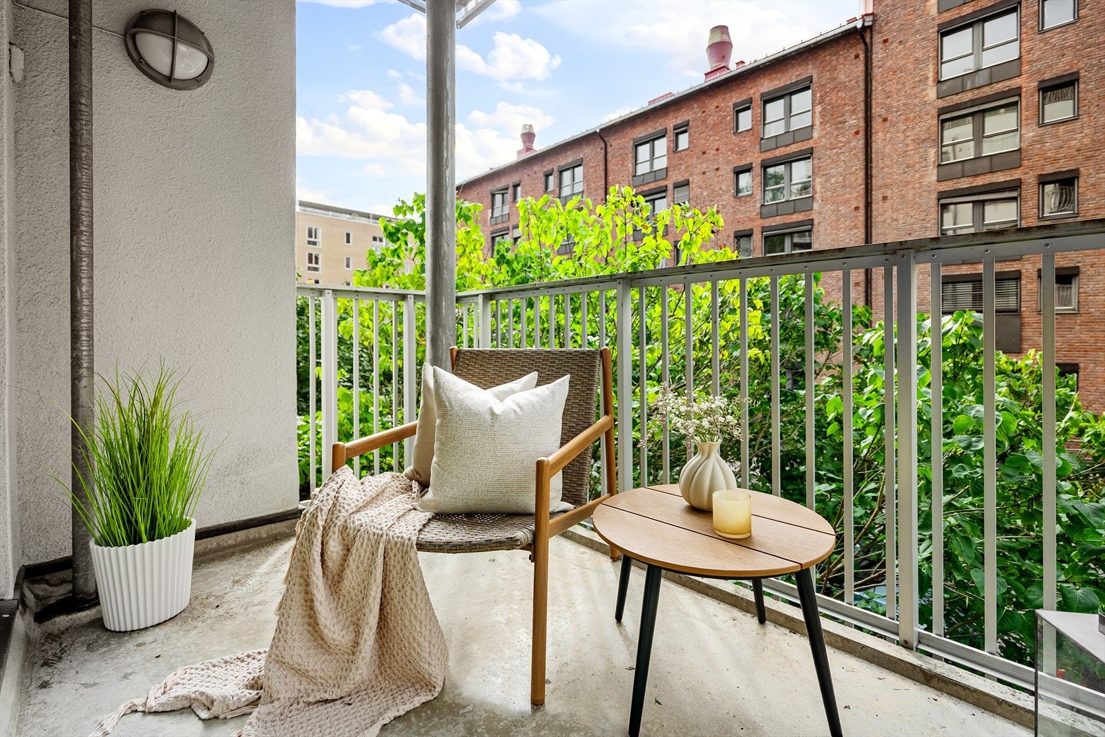 En lys, velholdt og romslig 2-roms selveier beliggende mellom Alexander Kiellands plass og Iladalen. Galleribilde