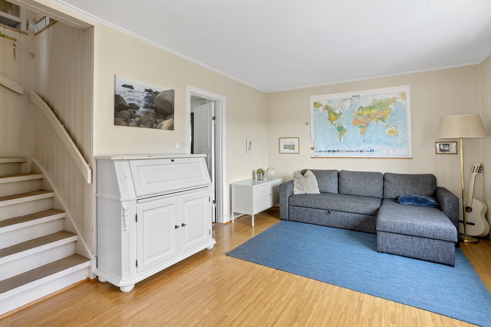 Stor og romslig stue. Galleribilde