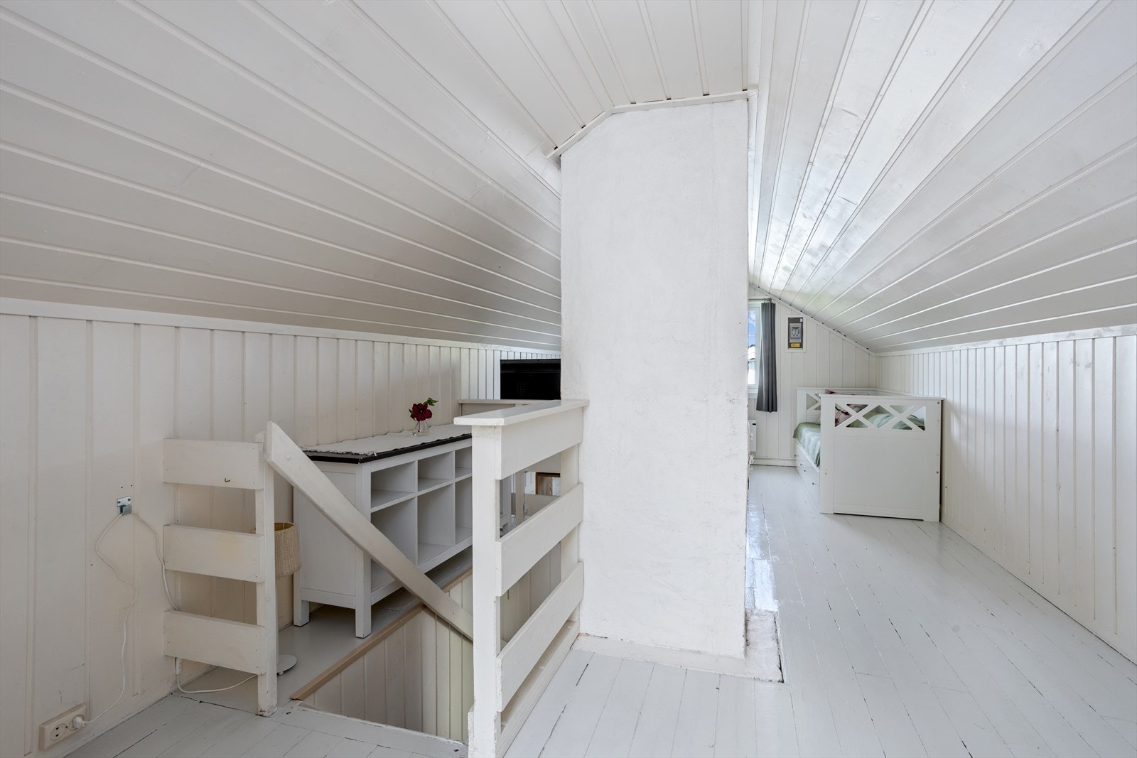 Innredet loftsetasje, innredet stue og soverom i loftetasje, fremkommer på godkjente tegninger som loftsrom. Rommene er ikke søkt bruksendret og er ikke godkjent som rom til varig opphold. Galleribilde