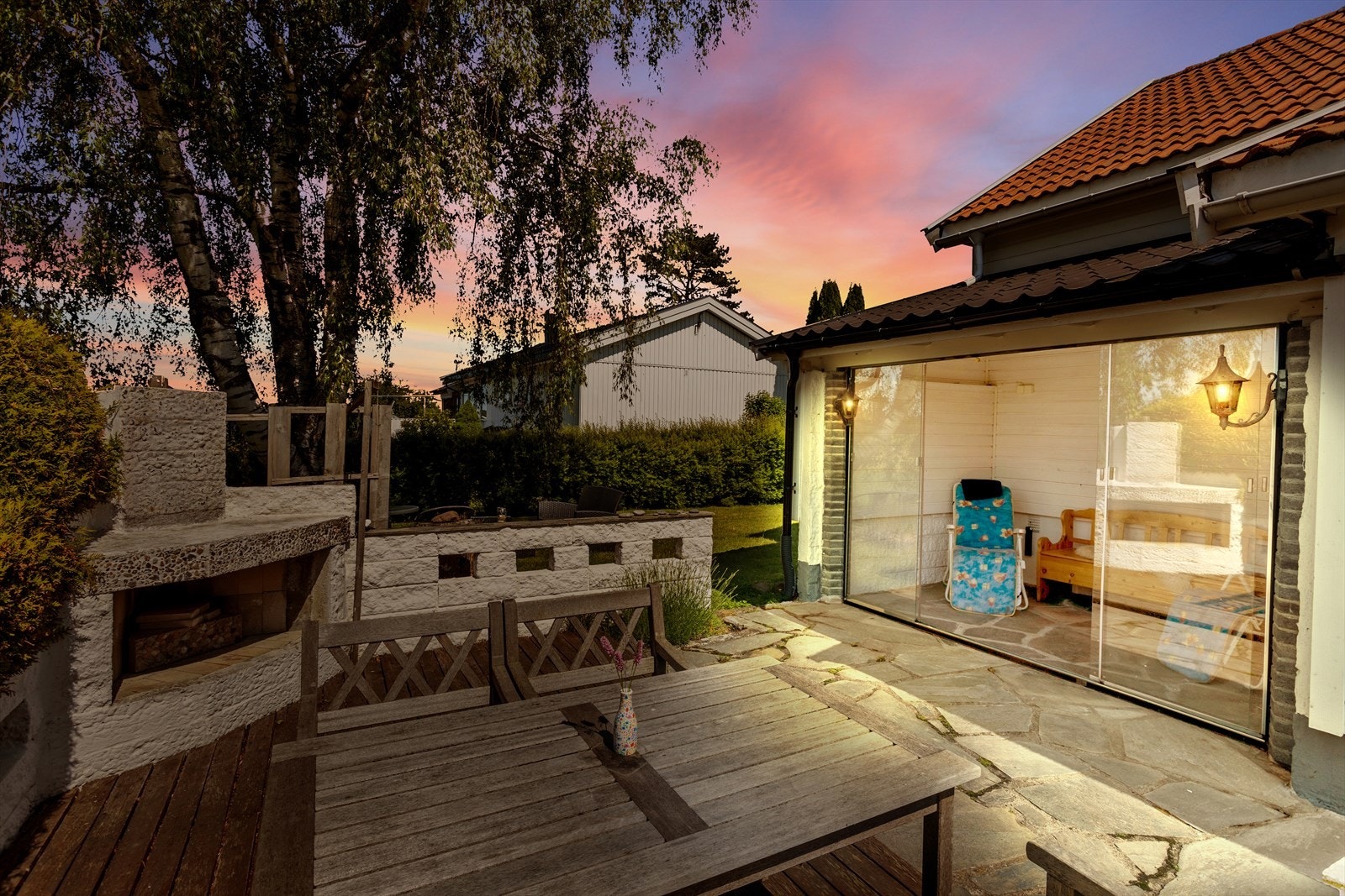 Koselig uteplass med innglasset hagestue. Galleribilde