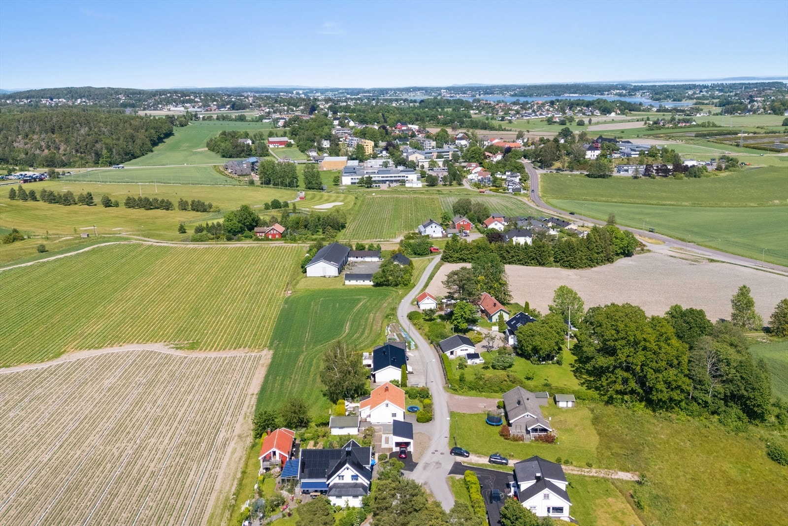 Kort avstand til Borgheim som bl.a. er administrasjonssentrum for kommunen og foruten kommuneadministrasjonen finnes det både ungdomsskole, videregående skole, dagligvarebutikk, bakeri og frisør m.m Galleribilde