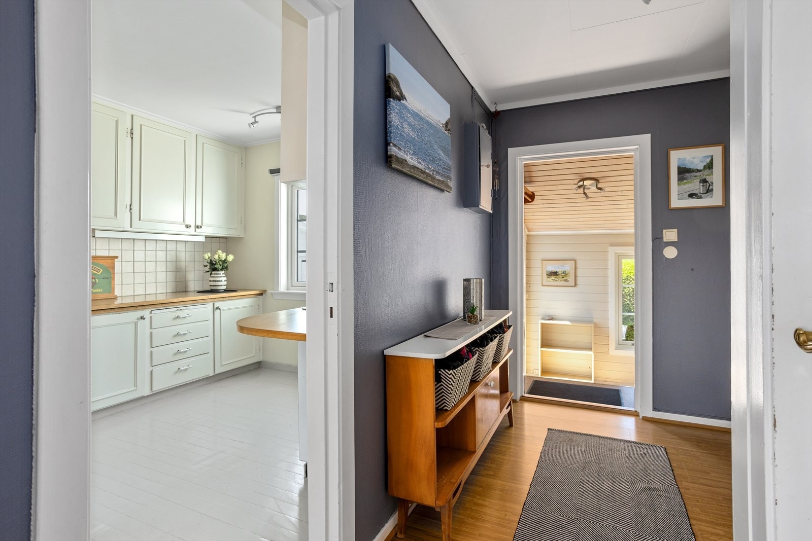 Innvendige overflater består av laminatgulv og heltre gulv, vegger med malt tapet og malt panel, samt himlinger med akessplater, malte slette plater og malt panel. Galleribilde