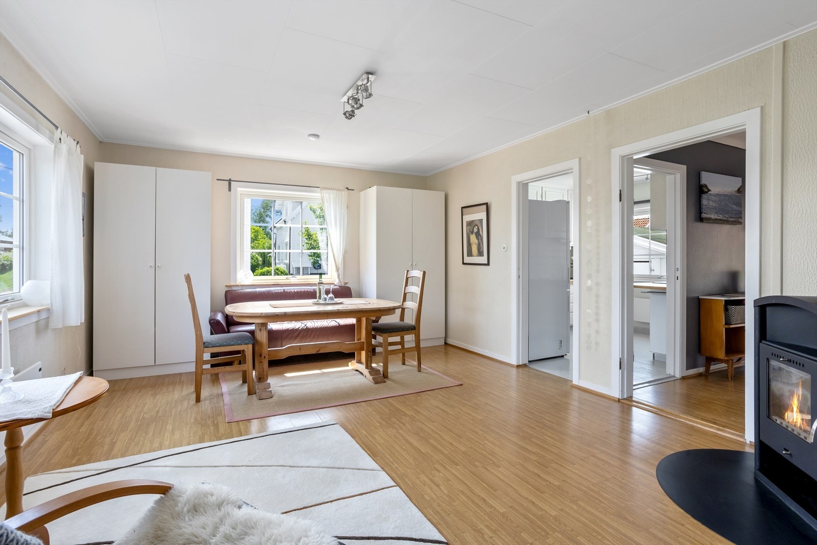 Boligen har en stor spisestue. Galleribilde