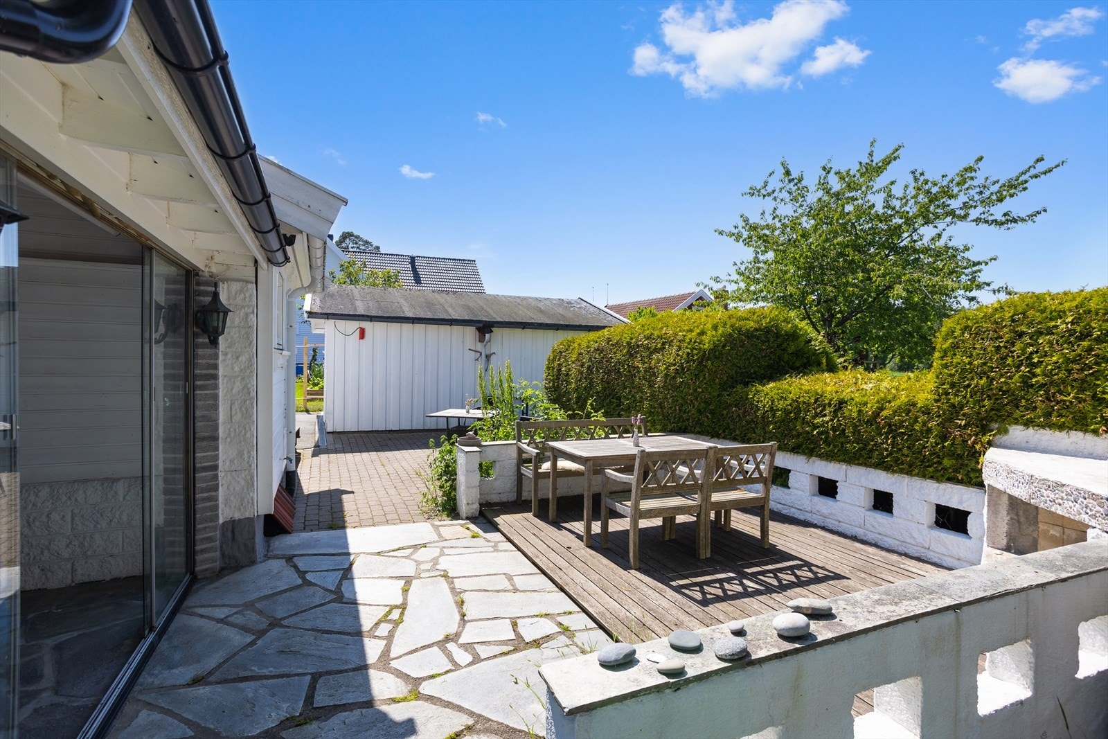 I hagen er det en terrasseplatting på ca. 19 m² Galleribilde