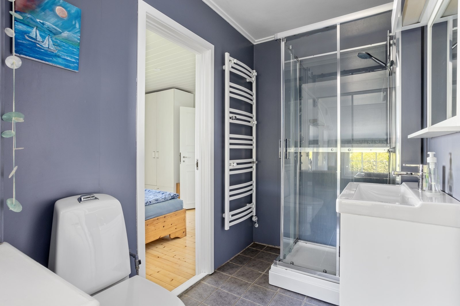 Badet har adkomst fra både soverom og gang. Galleribilde