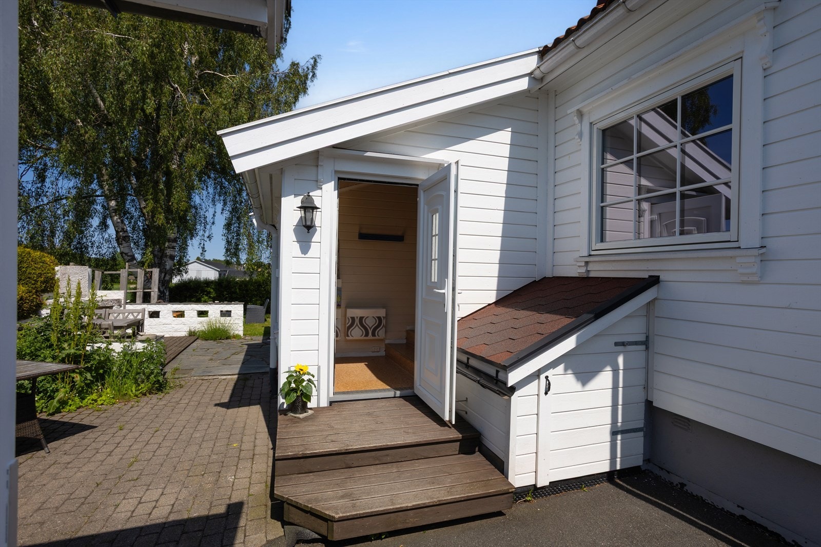 Uteområdet er opparbeidet med asfalt, belegningsstein og skiferstein. Galleribilde