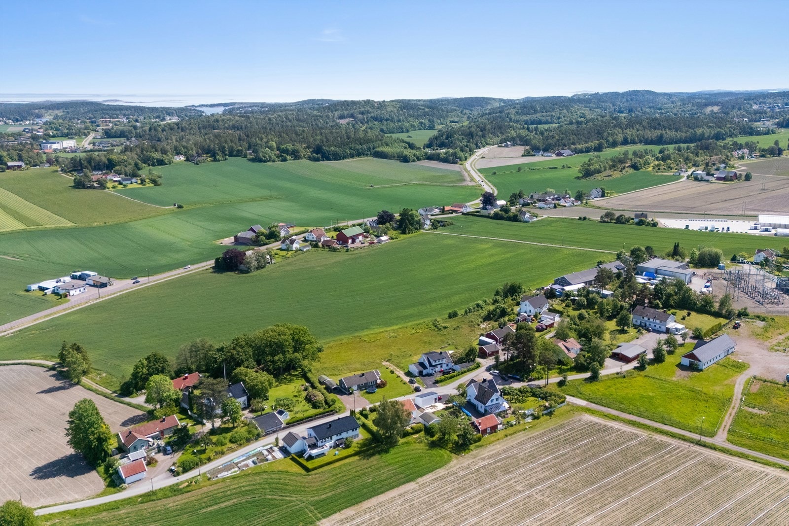 Bussholdeplass ligger et steinkast fra eiendommen, og her passerer buss til Tønsberg sentrum og andre veien ut til Tjøme. Galleribilde