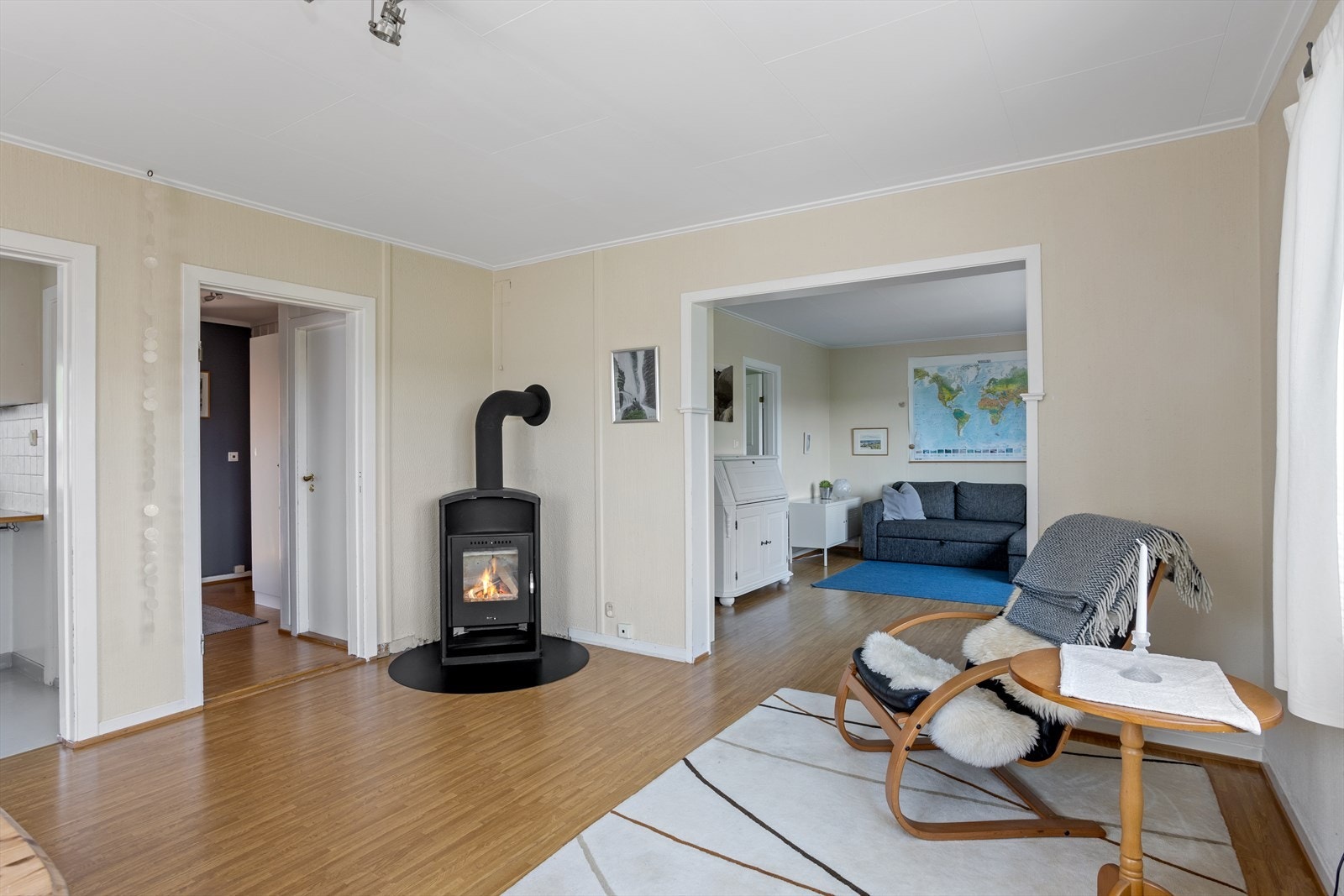 Peisovn i spisestuen bidrar til en lun atmosfære på kalde dager. Galleribilde