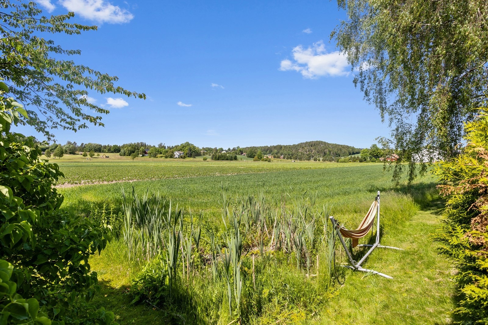 Eiendommen har en landlig beliggenhet med nærhet til skog, sjø og strand, samt gode tur- og sykkelstier i Hellaskogen. Galleribilde