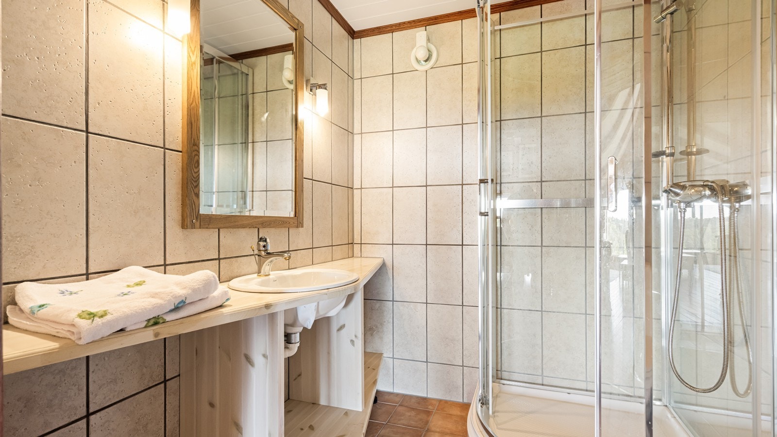 Bad i leilighet i u.etg. har flis fra gulv til tak Galleribilde