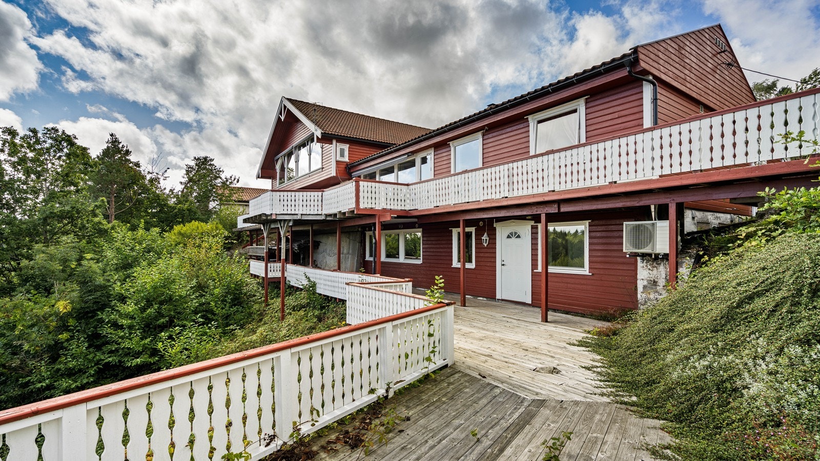 Leiligheten (ikke godkjent) har egen inngang og veranda Galleribilde