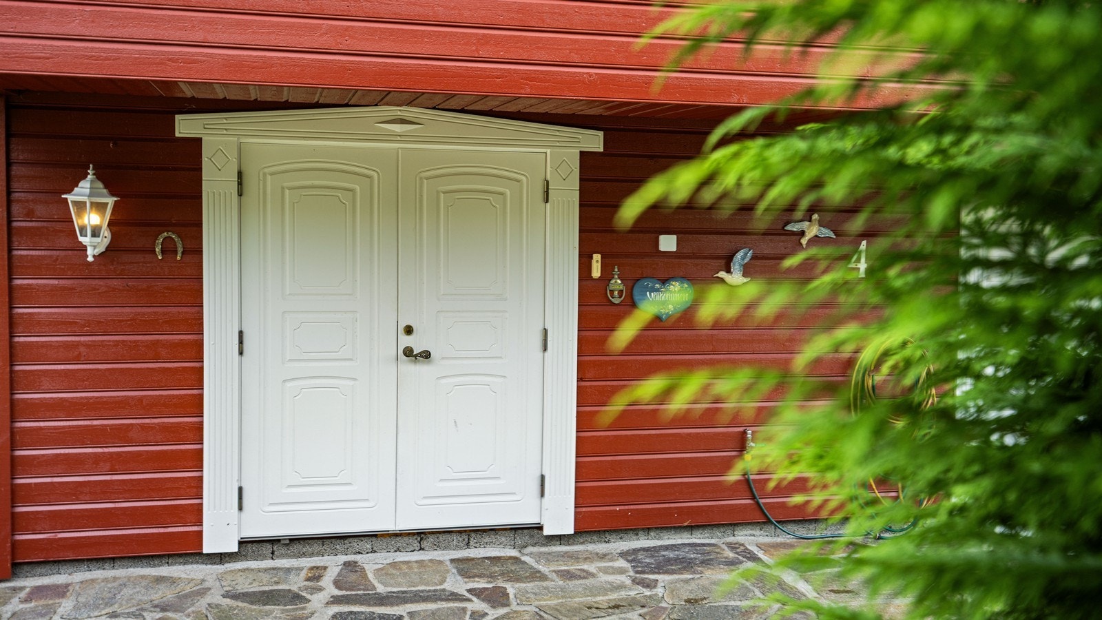 med en vakker dobbeltfløyet inngangsdør Galleribilde