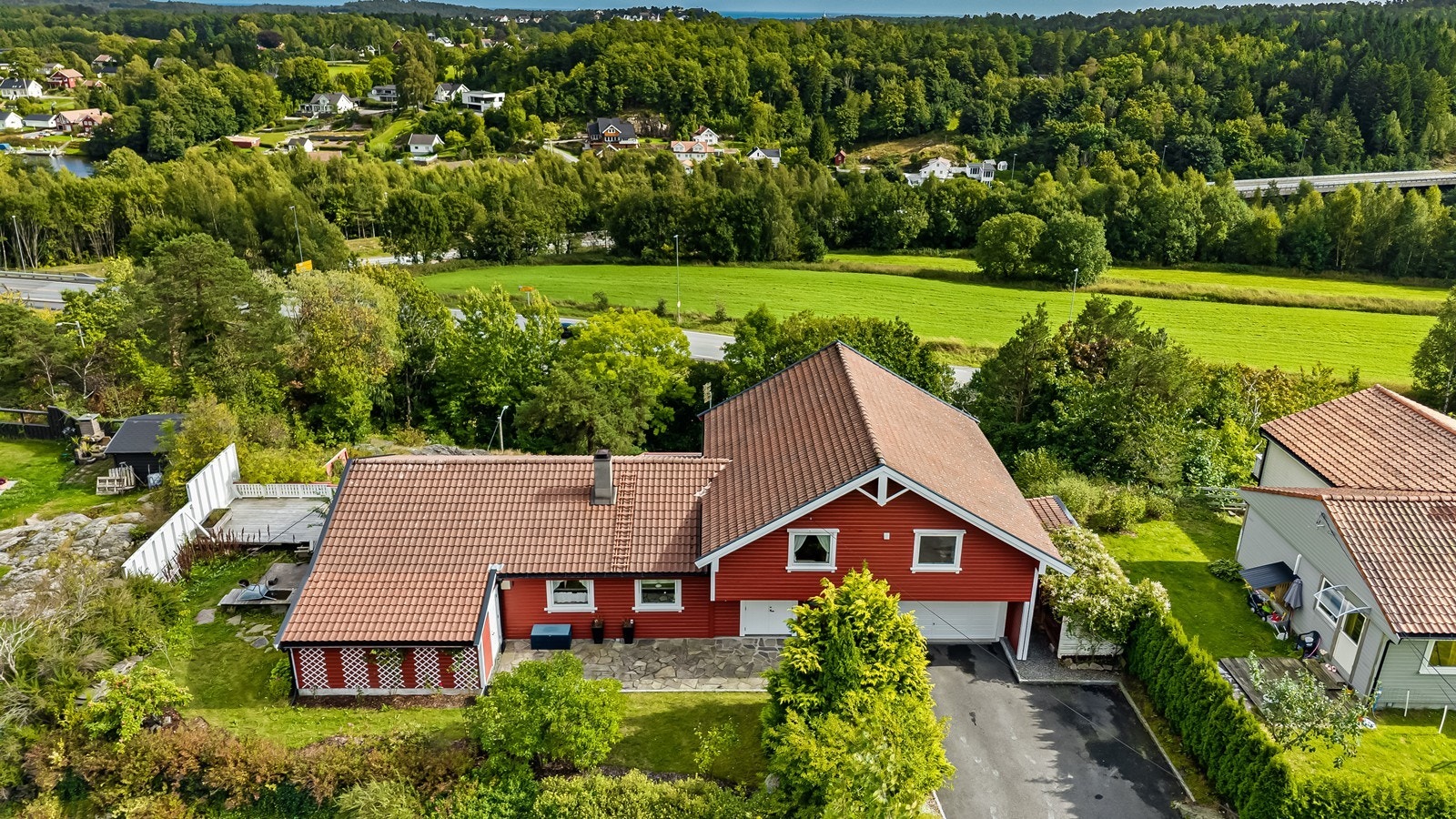 Stor integrert garasje ble bygget i 1999 - romslig innkjørsel Galleribilde