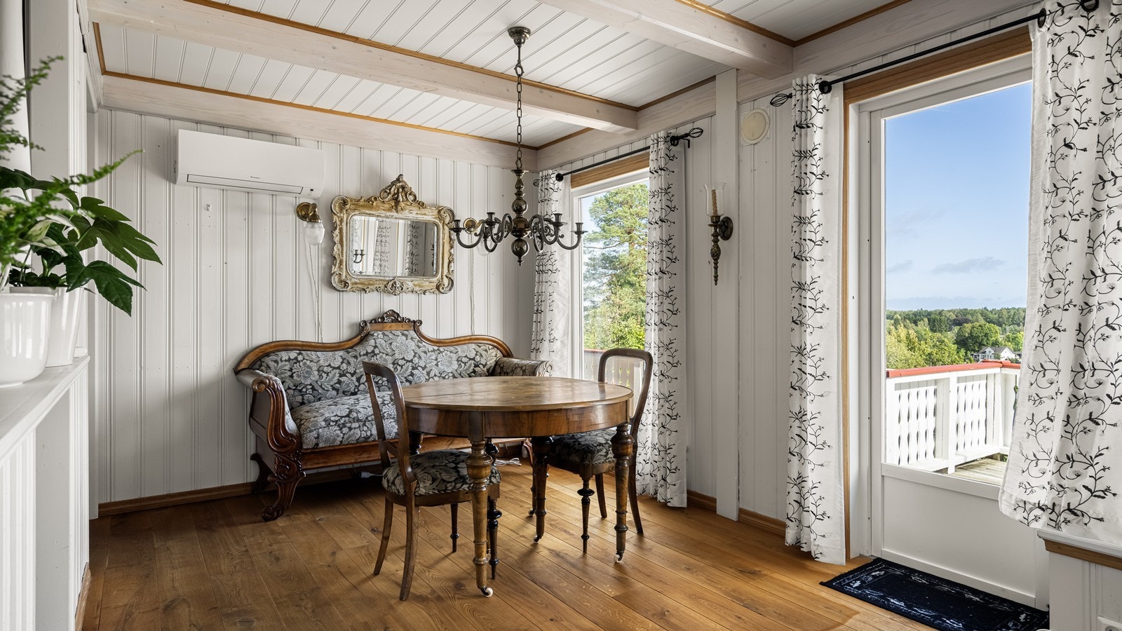 Ved siden av kjøkkenet er det god plass til spisebord Galleribilde