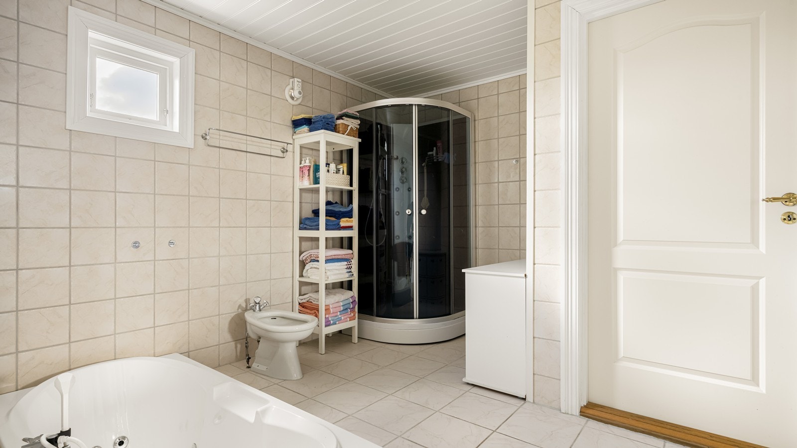 Bad i 1.etg. har flis fra gulv til tak Galleribilde