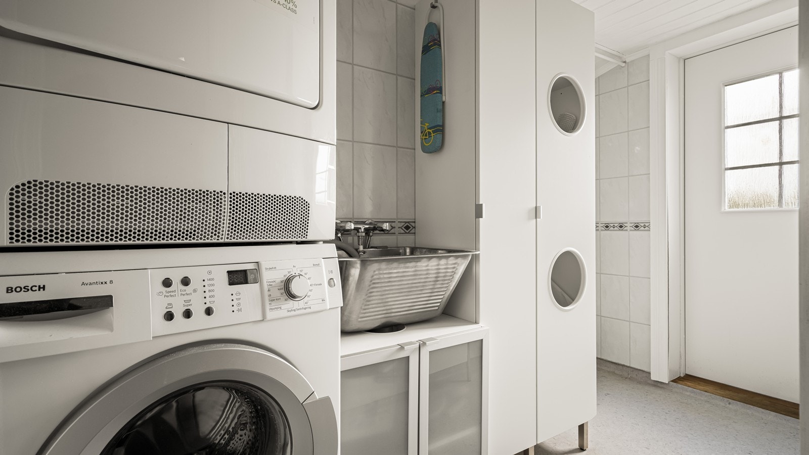 vaskerommet ligger i tilknytning til badet i 1.etg. og har egen inngang fra utsiden - der nåværende eier tidligere hadde spabad Galleribilde
