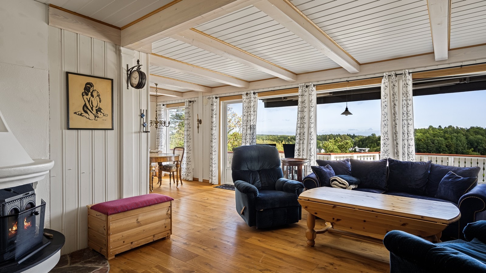 har utgang til en romslig veranda Galleribilde