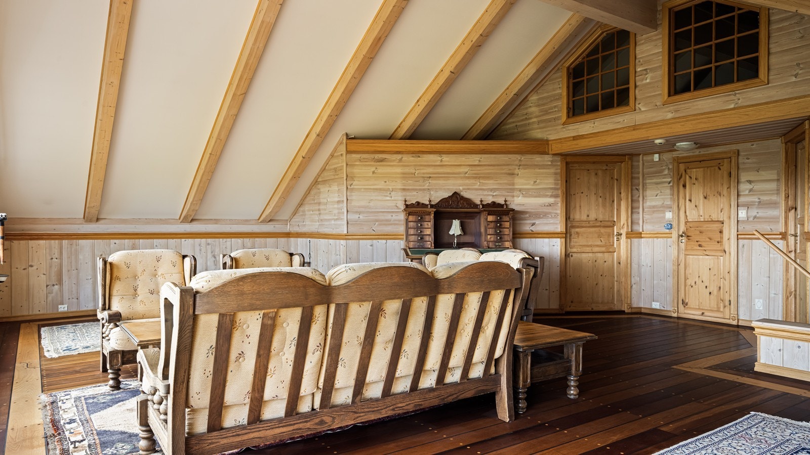 Her er det høyt under taket og et flott heltre gulv Galleribilde
