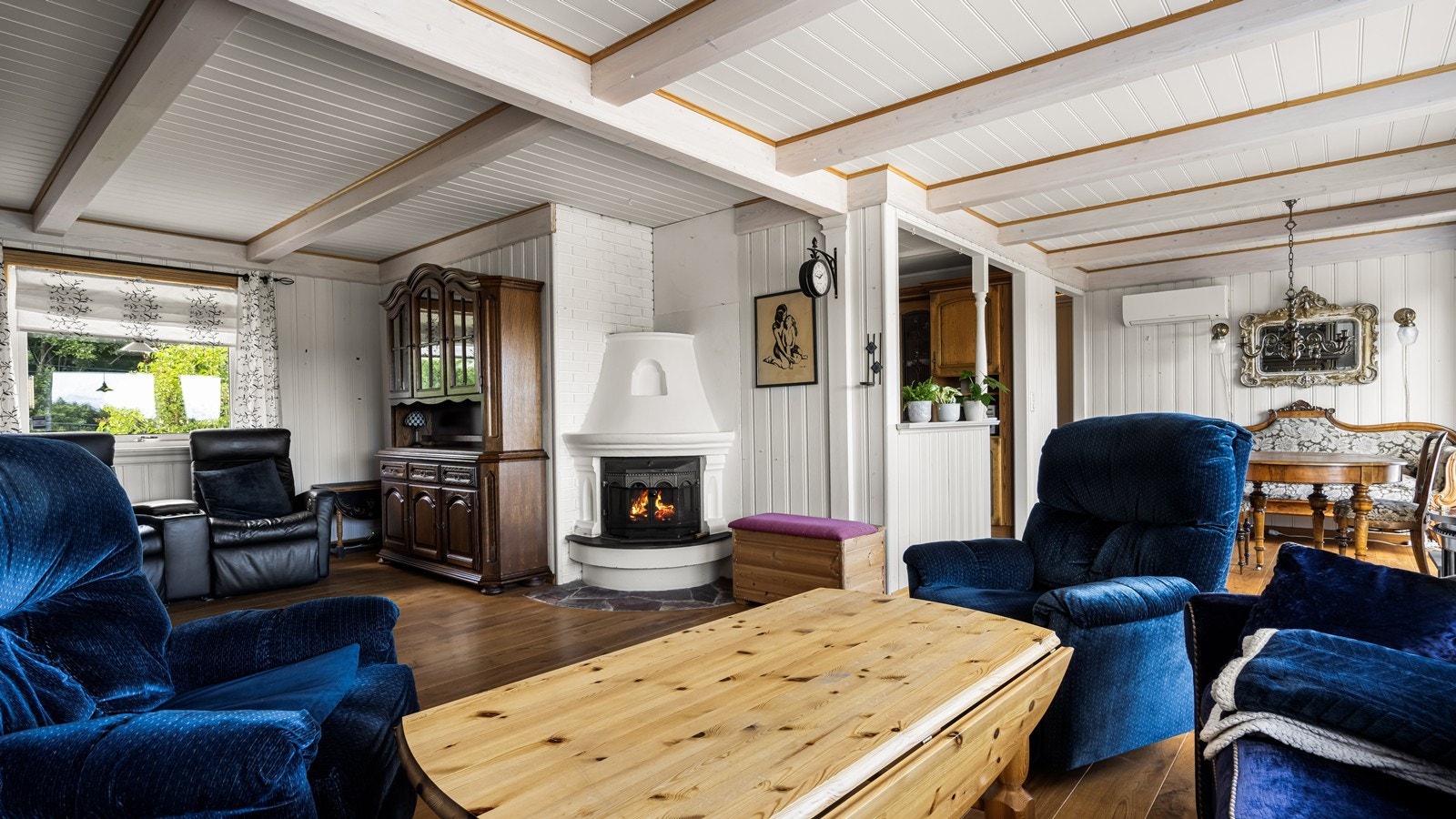 samtidig som den har peisovn og varmepumpe Galleribilde