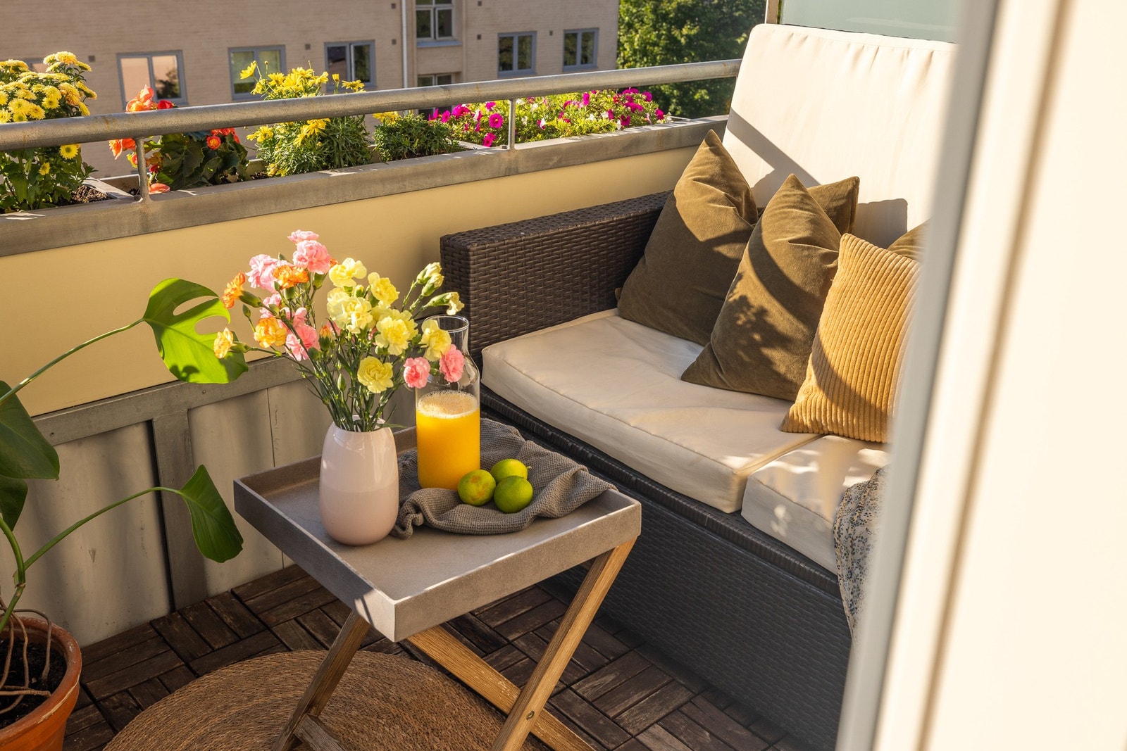 Balkongen er på 3 m² og det er god plass til en sittegruppe, beplantning og grill (gass eller elektrisk grill er tillatt). Galleribilde