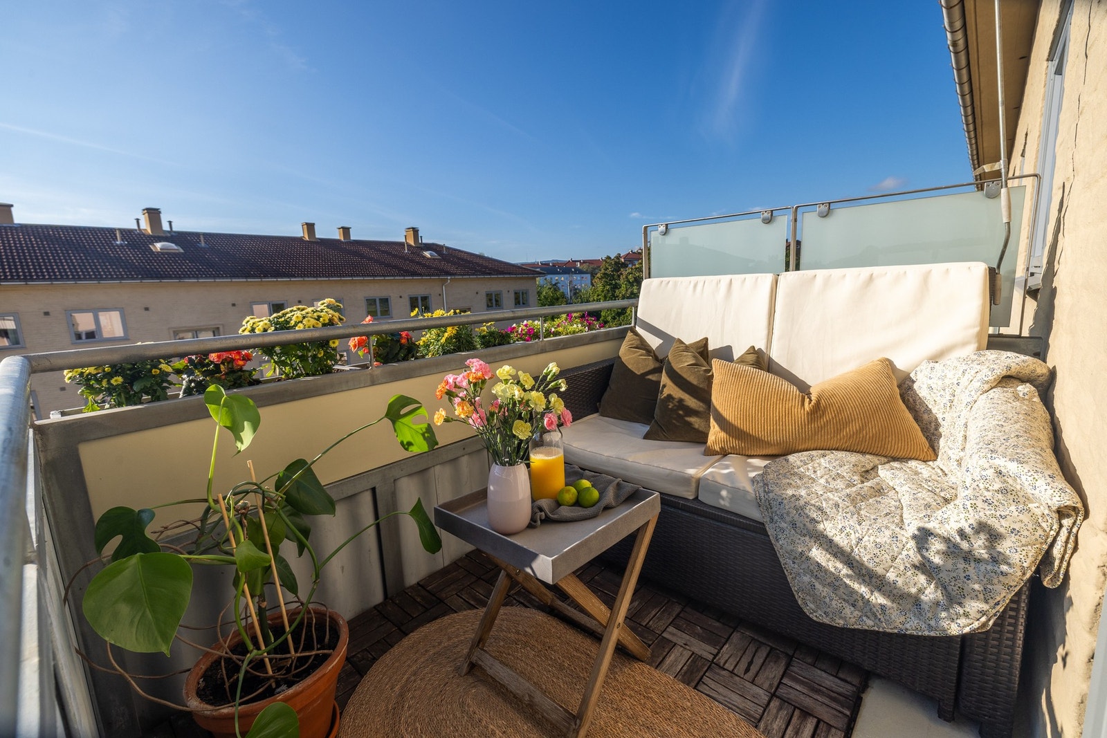 Dette er et skikkelig deilig sted å være. Med sin vestvendte retning er det sol fra rundt kl. 12:00-21:30 midt på sommeren. Galleribilde