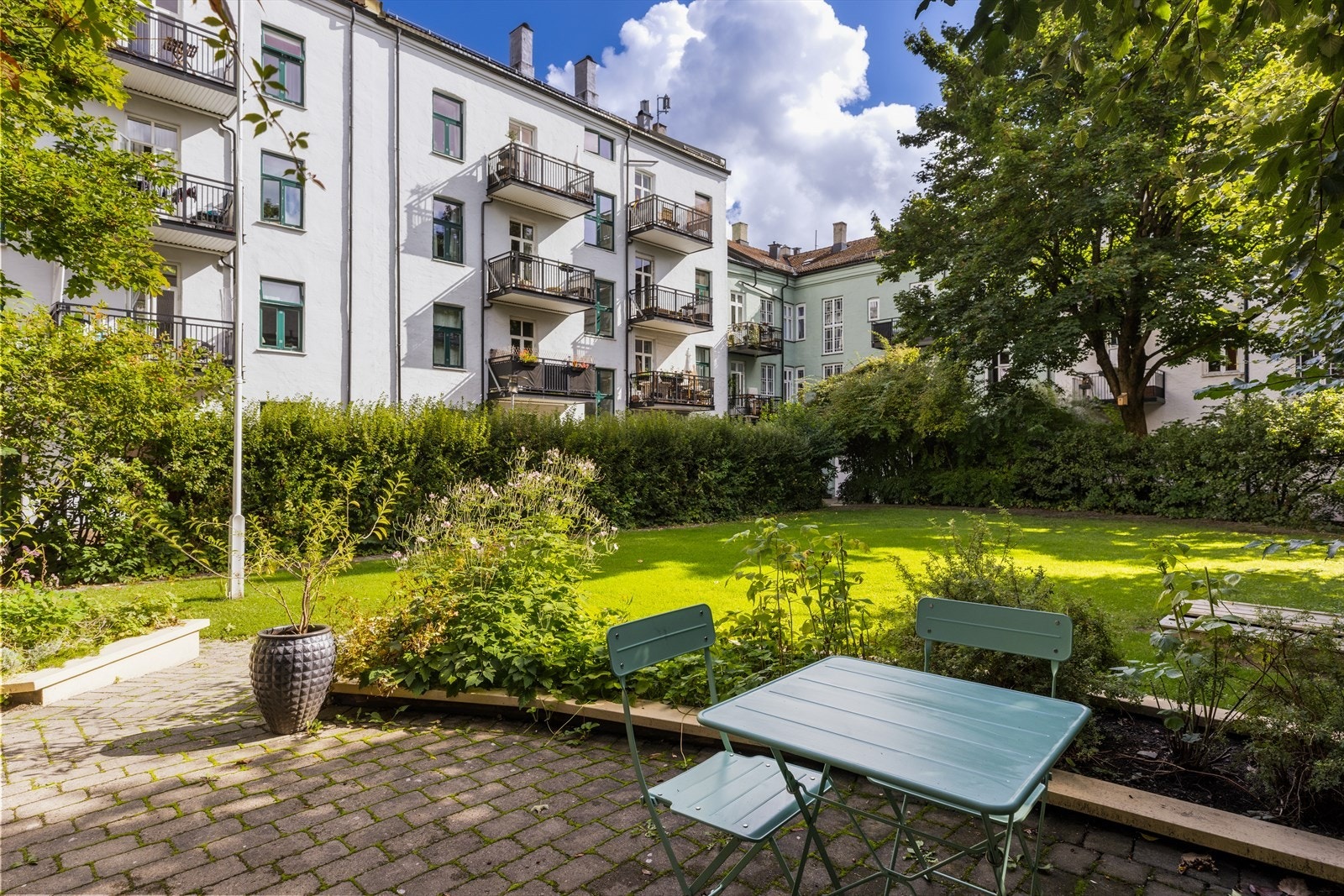 Nyt en grønn oase midt i byen i den koselige bakhagen hvor du har sol hele dagen. Galleribilde
