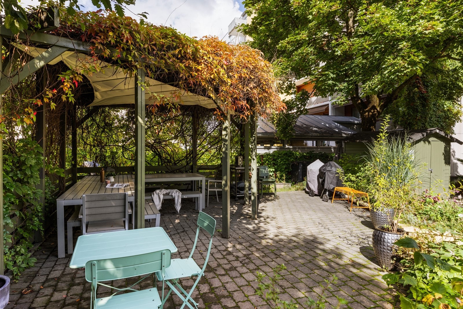 Bakgården har flere soner med sittegrupper, grill og plantekasser. Her vil du garantert trives! Galleribilde