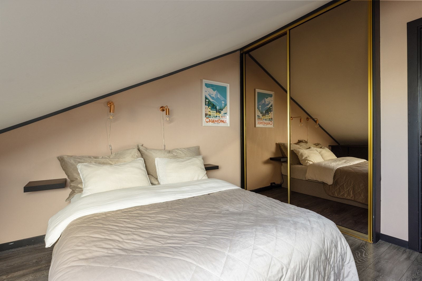 God plass til dobbeltseng med nattbord på begge sider. God oppbevaringsplass i plassbygget skyvedørsgarderobe med speilfronter. Galleribilde