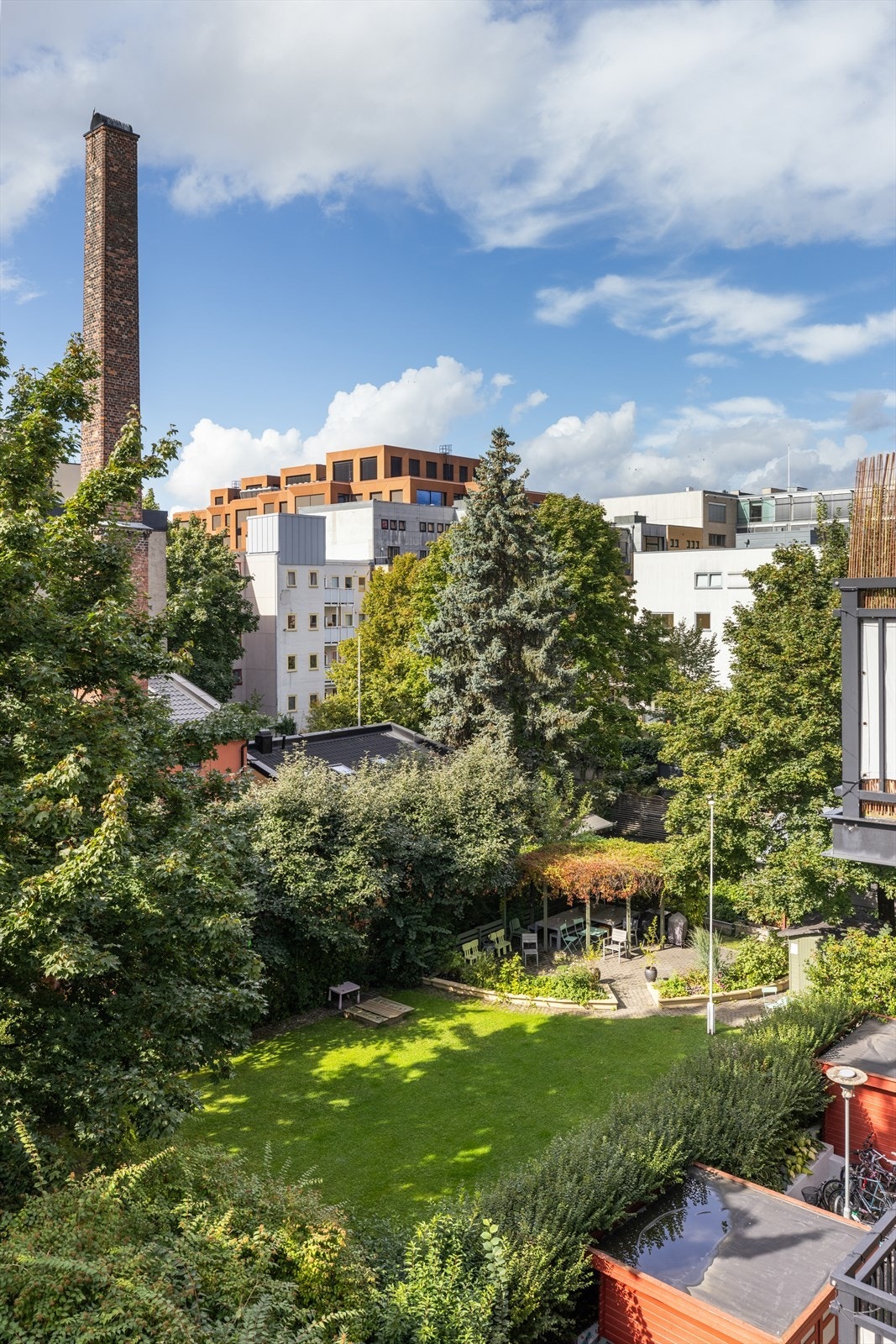 Utsikt fra takterrassen mot den herlige bakgården. Galleribilde