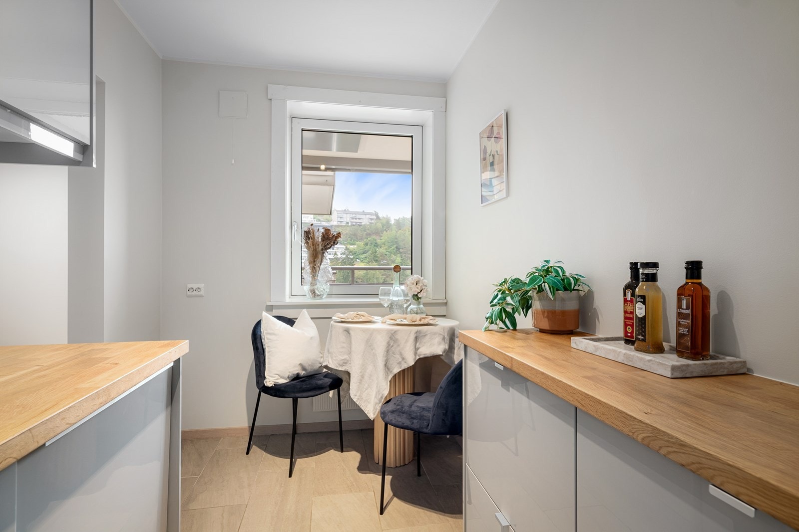 Stilrent kjøkken fra 2018 med slitesterk laminatbenkeplate og god arbeidsplass. Galleribilde