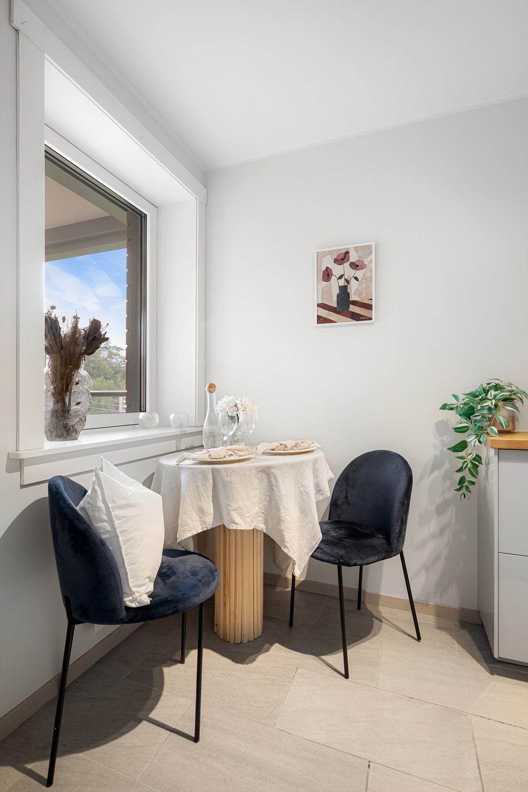 Vinduet ved spiseplassen slipper inn rikelig med dagslys. Galleribilde