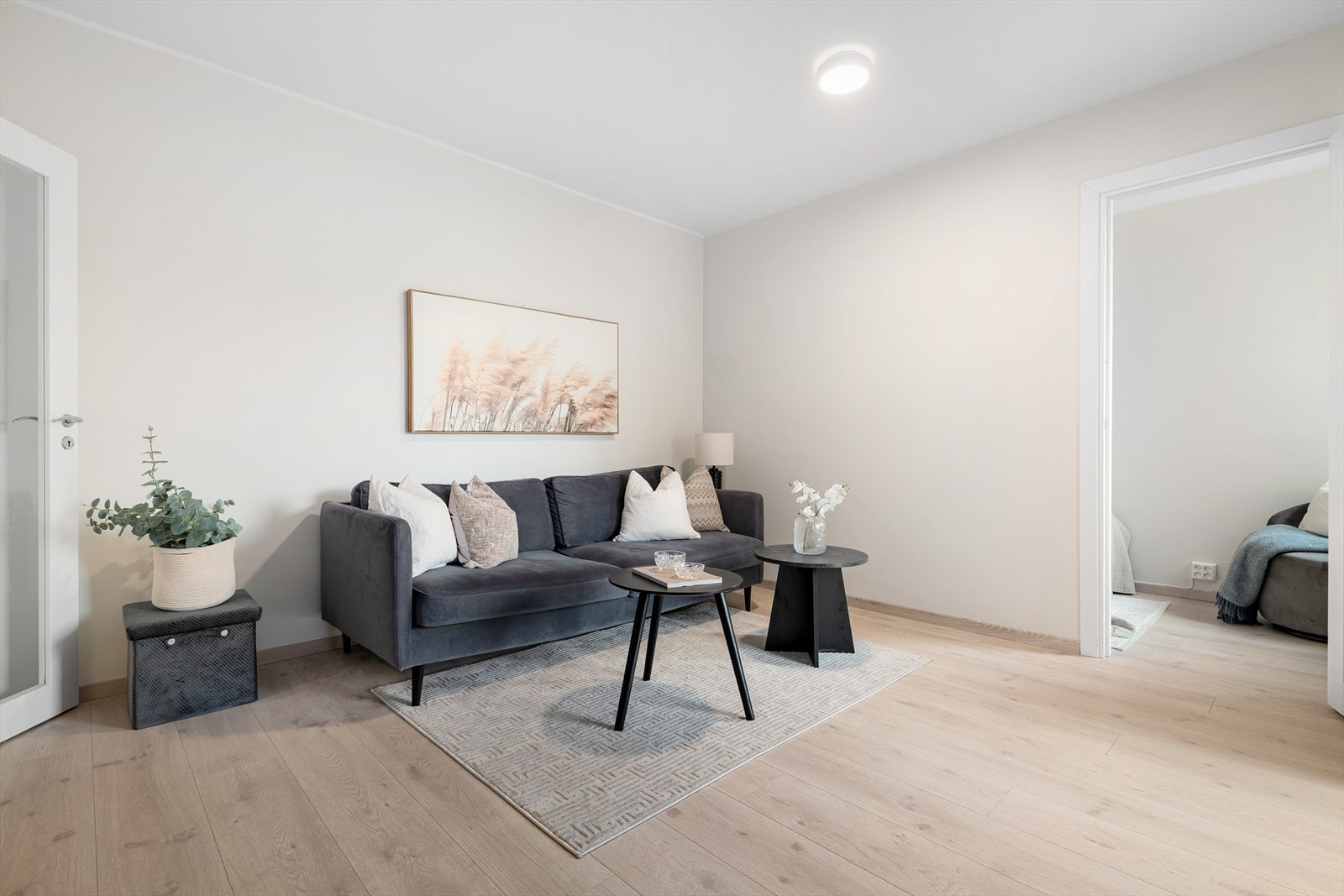 Gjennomgående laminatgulv og nymalte vegger gir et innflytningsklart inntrykk. Galleribilde