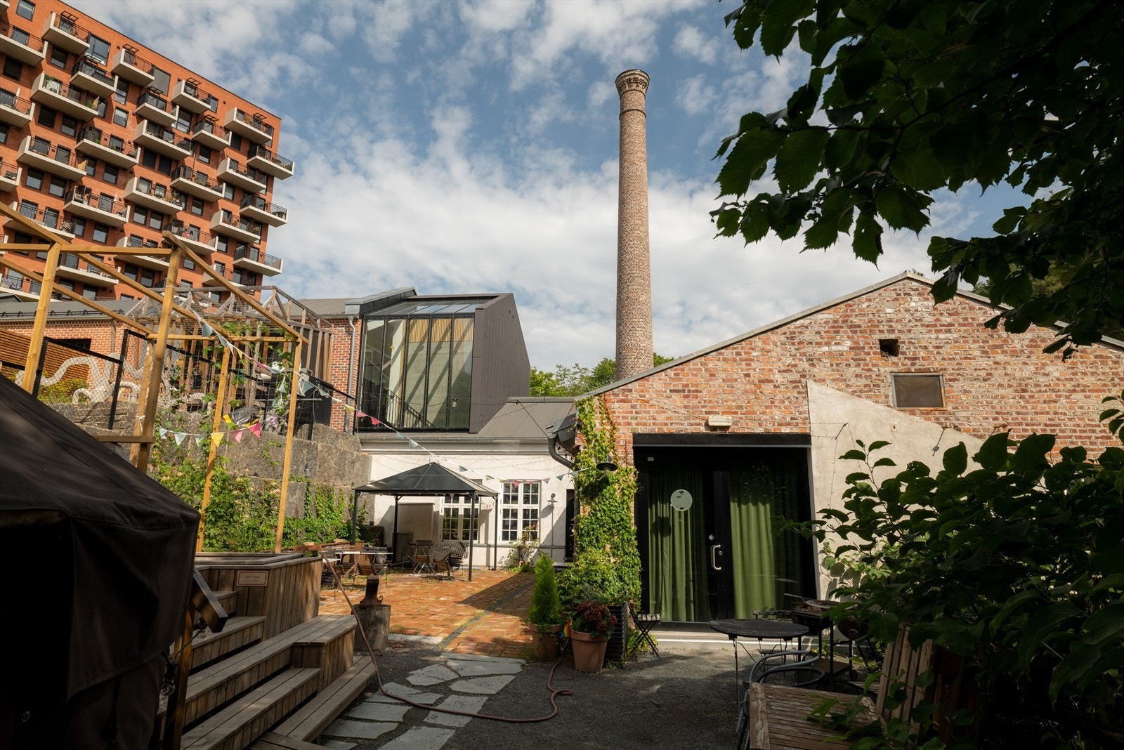 Kruttverket ligger 350 meter unna leiligheten. Det er et kulturhus i Gamle Oslo med kafe, bar, konserter og kunstutstillinger. Galleribilde