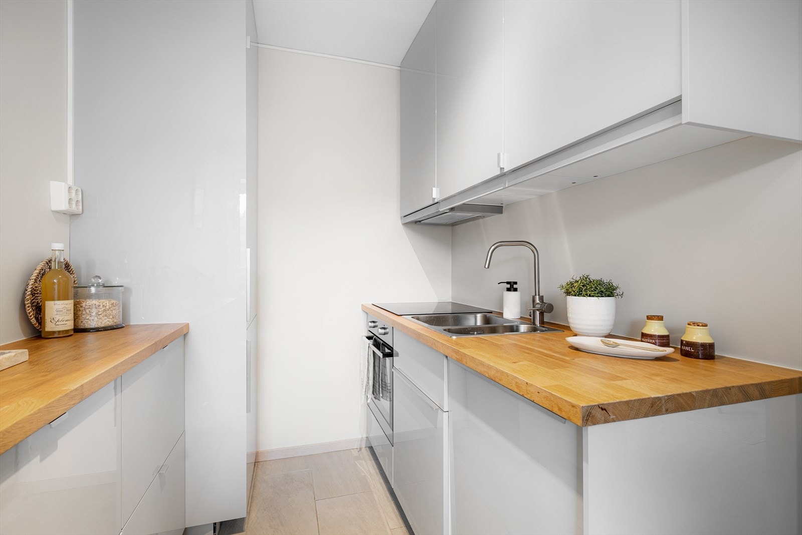 Moderne kjøkken med integrerte hvitevarer og ventilator tilknyttet kanal. Galleribilde