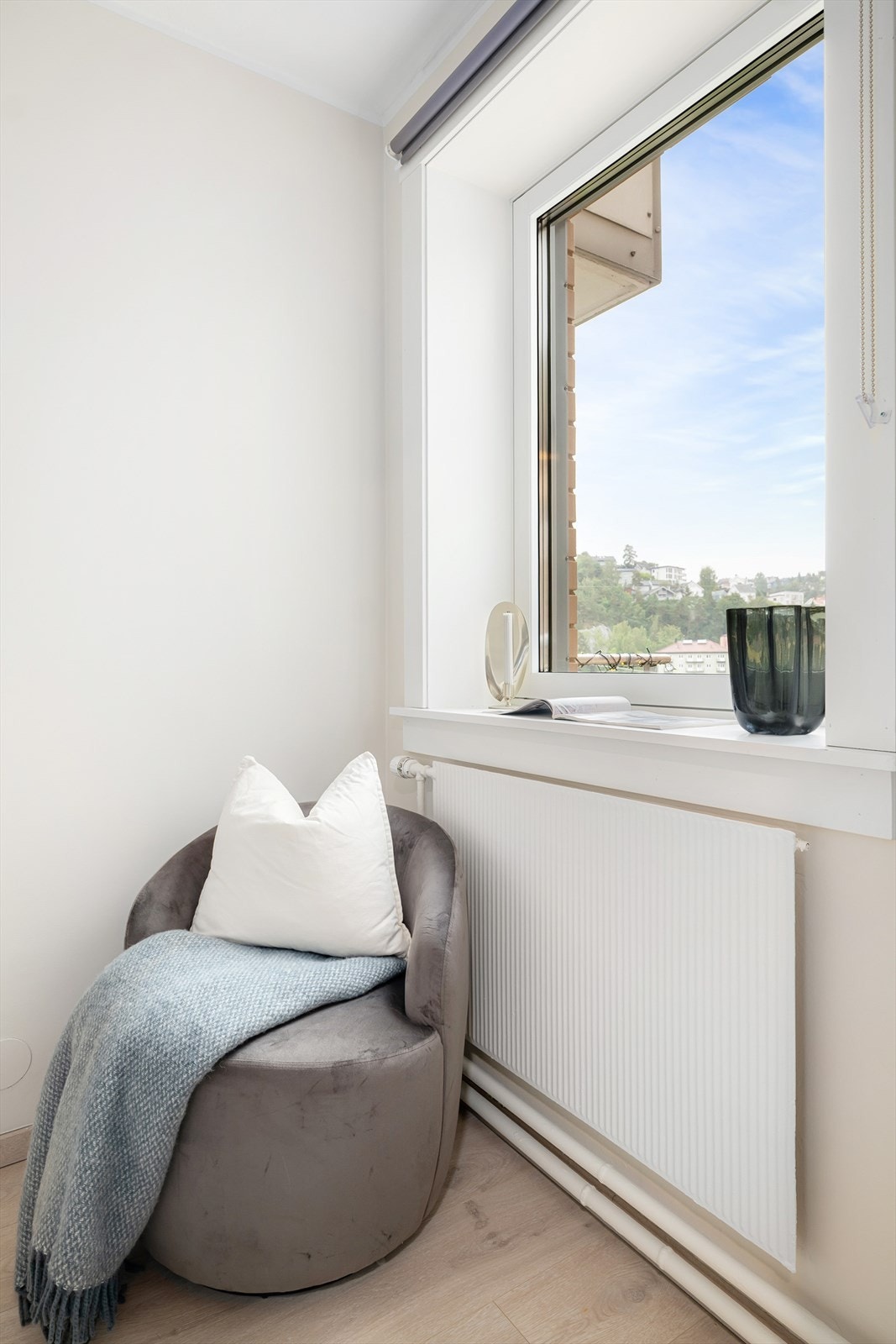 En hyggelig krok ved vinduet, perfekt som en liten lesekrok. Galleribilde