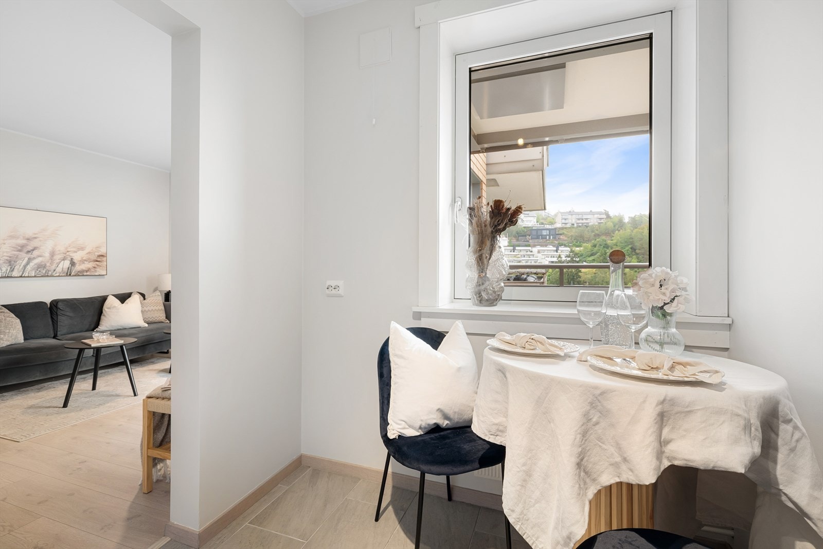 Hyggelig spiseplass ved vinduet for frokost og små måltider. Galleribilde