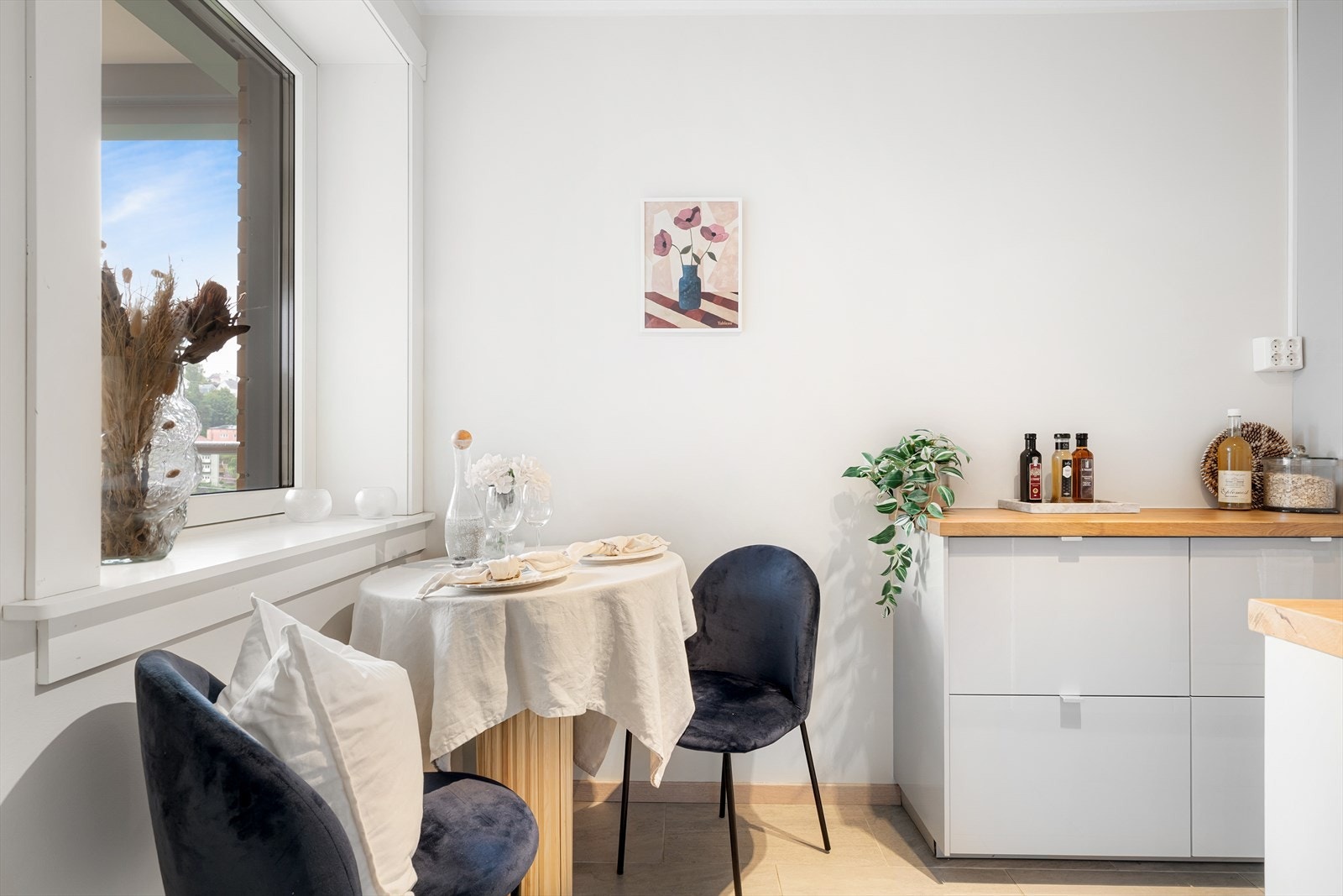 Kjøkkenet har en egen krok med plass til spisebord for to. Galleribilde